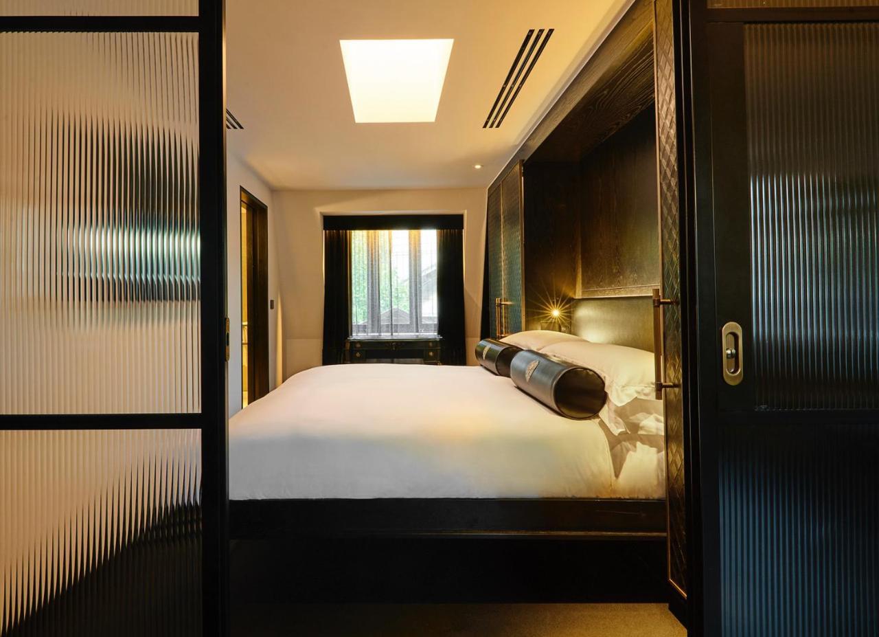 Chateau Denmark London Exterior foto A bedroom at The Hari